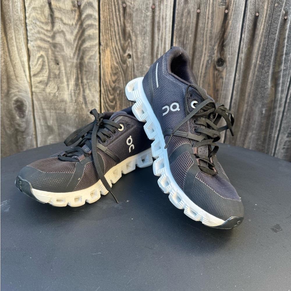 On Running Cloud 5 Black and White Lace Up Athletic Running Shoes/Trainers 6.5